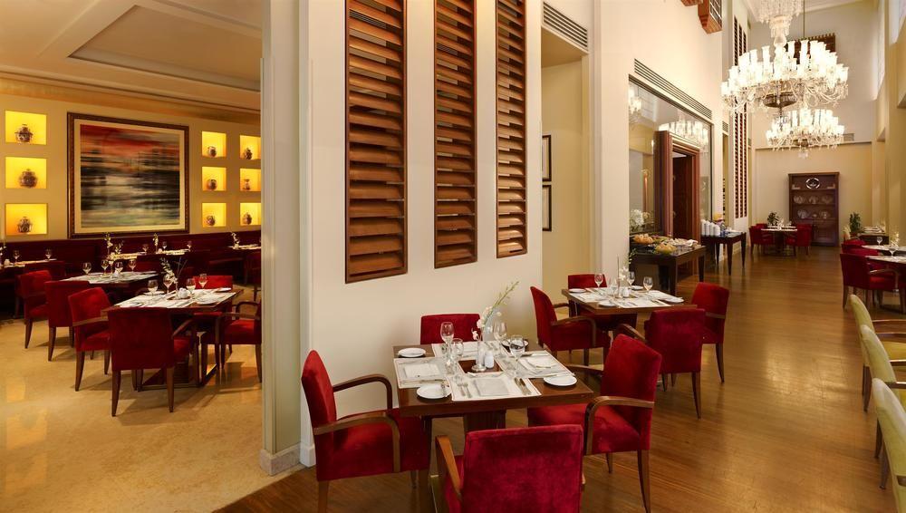 Le Meridien Αλ Κομπάρ Εξωτερικό φωτογραφία The restaurant