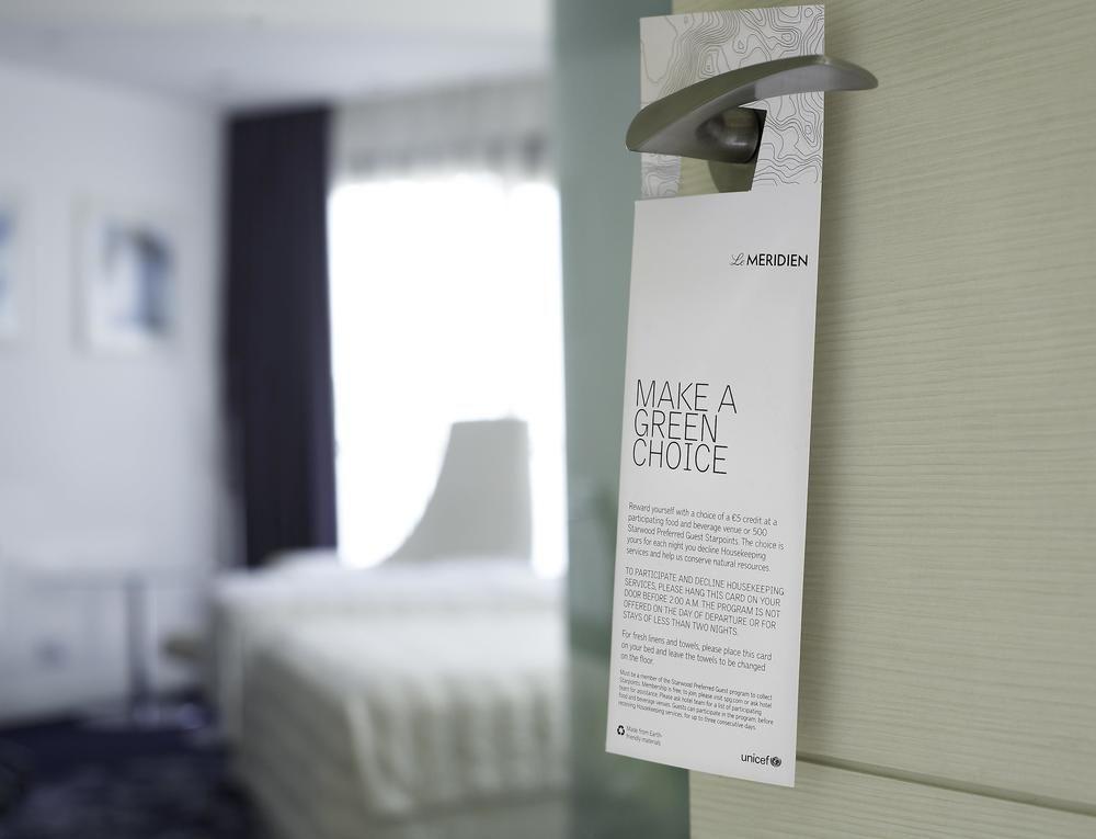 Le Meridien Αλ Κομπάρ Εξωτερικό φωτογραφία A door hanger