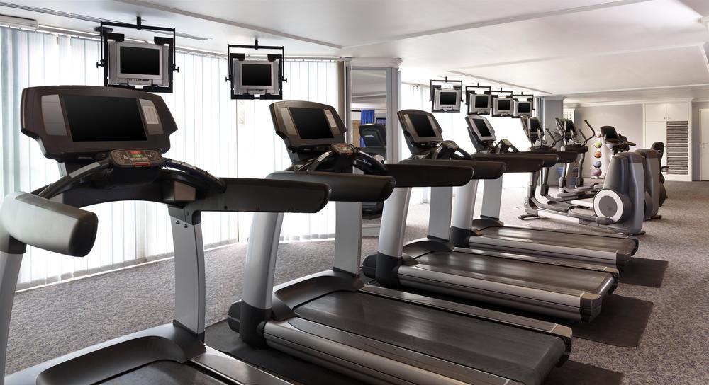 Le Meridien Αλ Κομπάρ Εξωτερικό φωτογραφία A row of treadmills