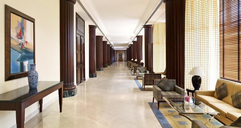 Le Meridien Αλ Κομπάρ Εξωτερικό φωτογραφία The interior of the hotel