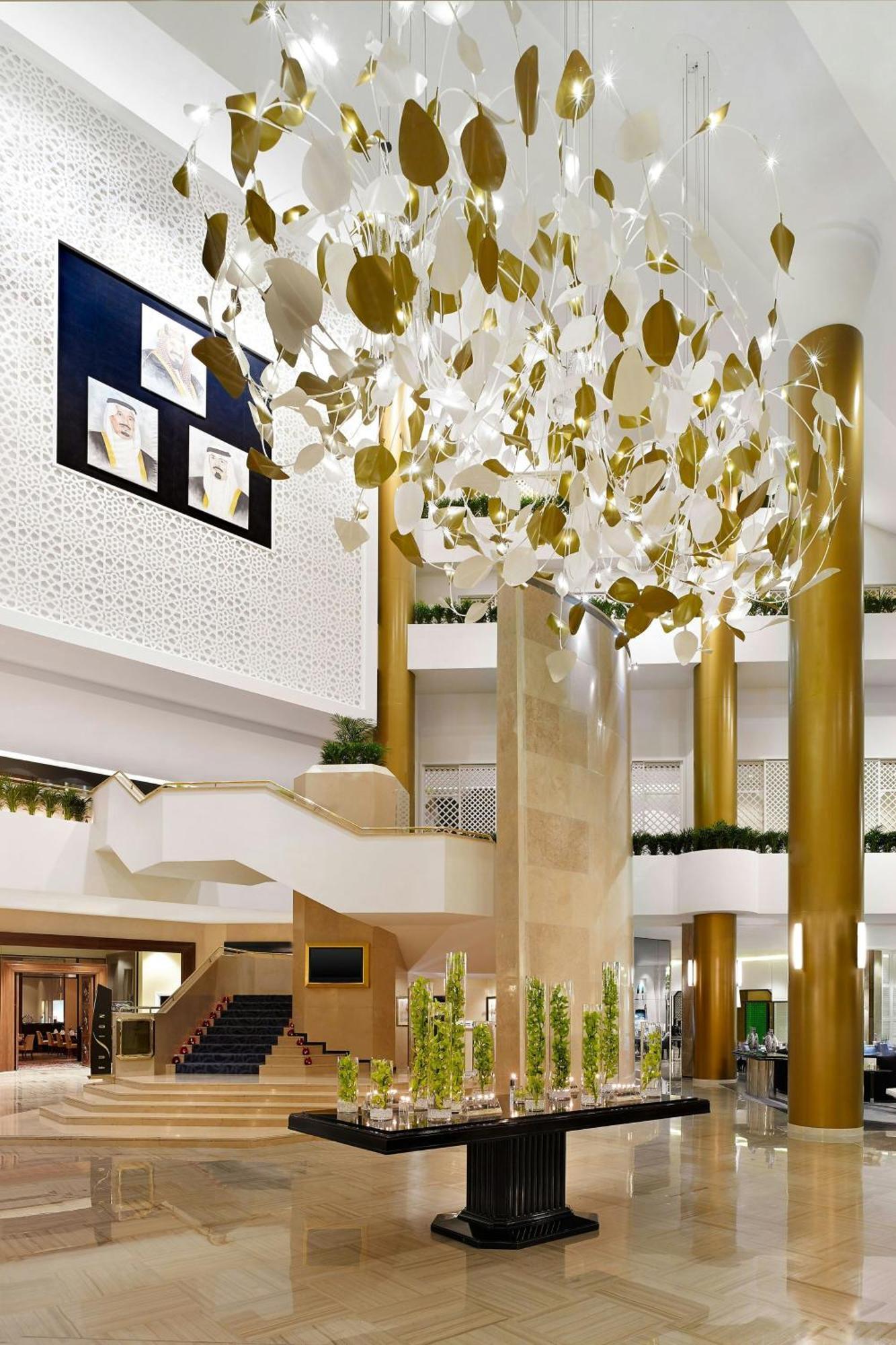Le Meridien Αλ Κομπάρ Εξωτερικό φωτογραφία The interior of the hotel