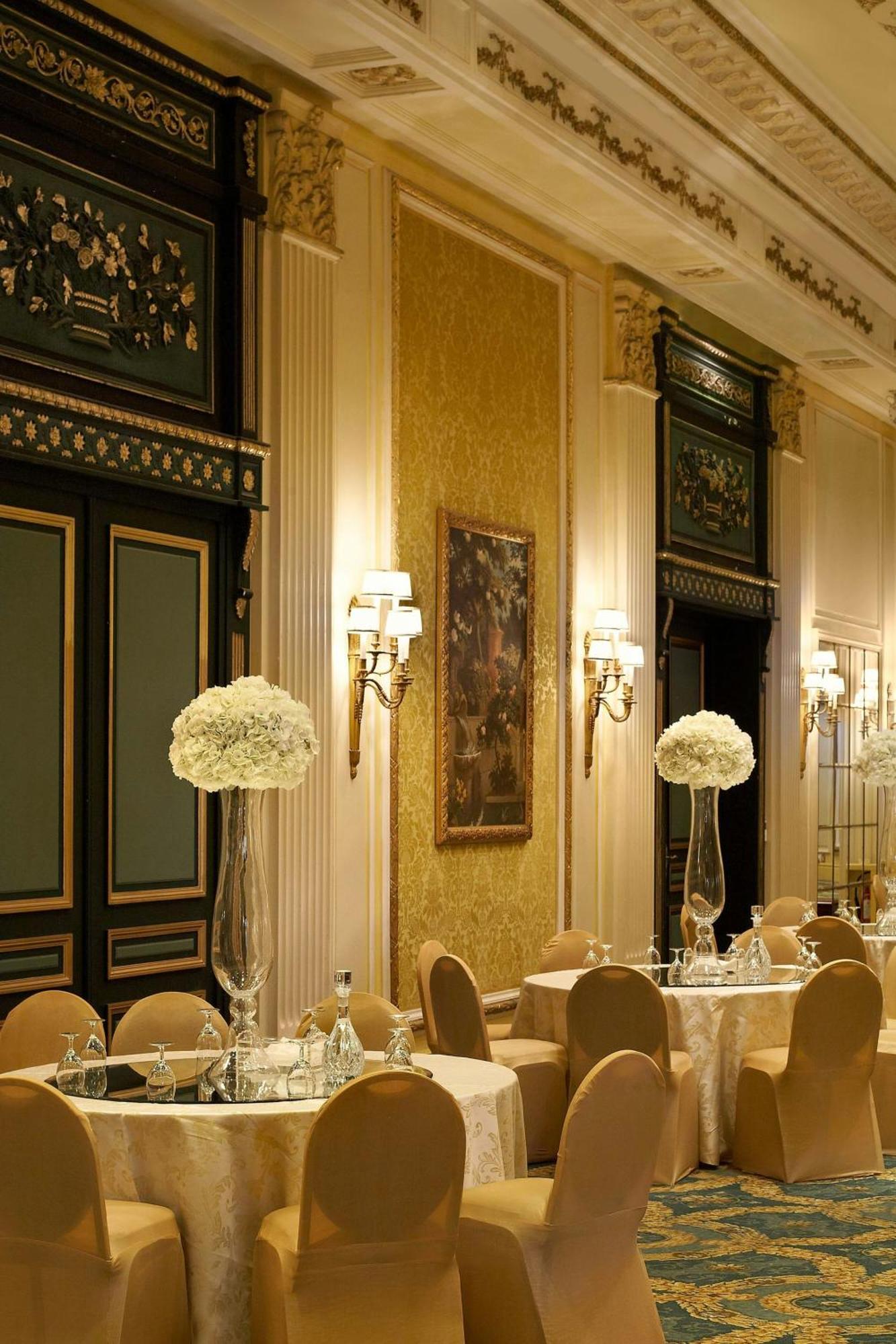 Le Meridien Αλ Κομπάρ Εξωτερικό φωτογραφία The interior of the restaurant