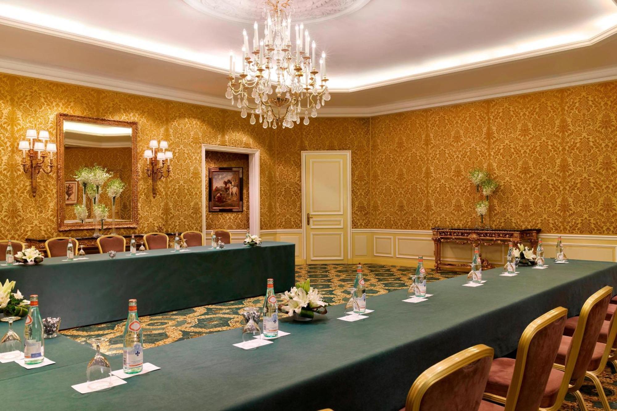 Le Meridien Αλ Κομπάρ Εξωτερικό φωτογραφία The meeting room of the G7