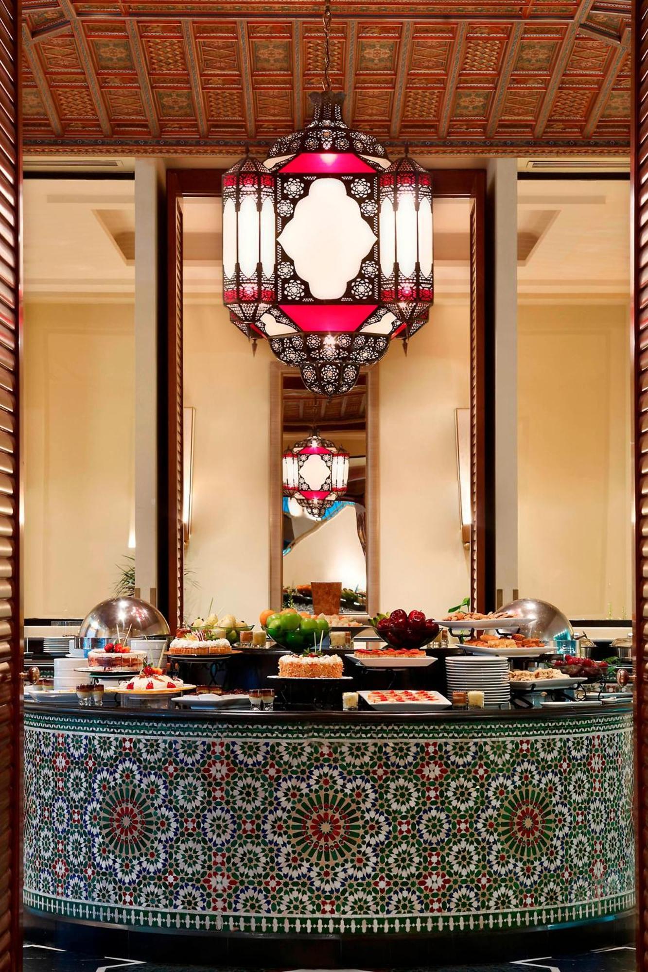 Le Meridien Αλ Κομπάρ Εξωτερικό φωτογραφία A buffet at a hotel