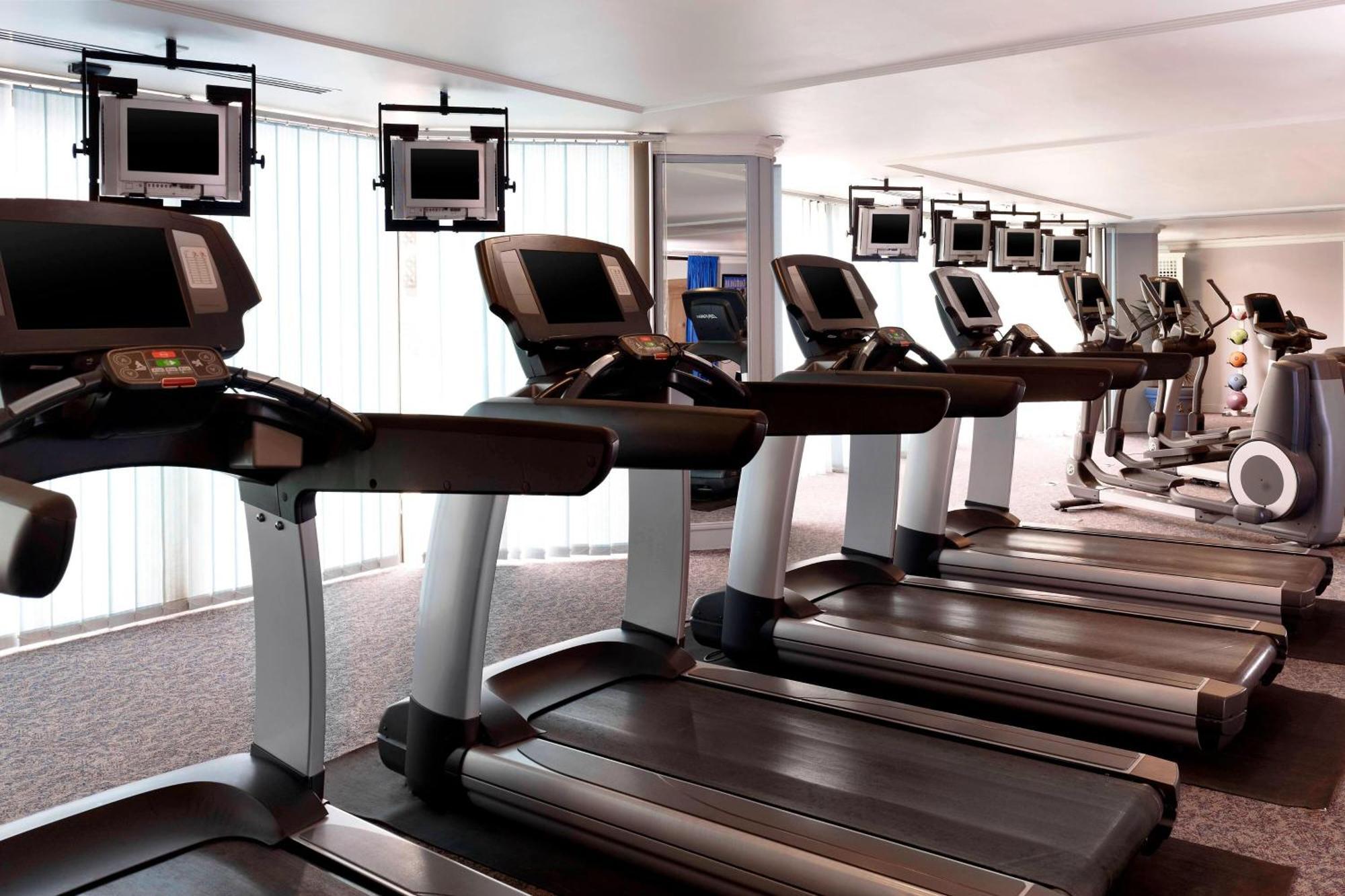 Le Meridien Αλ Κομπάρ Εξωτερικό φωτογραφία A row of treadmills