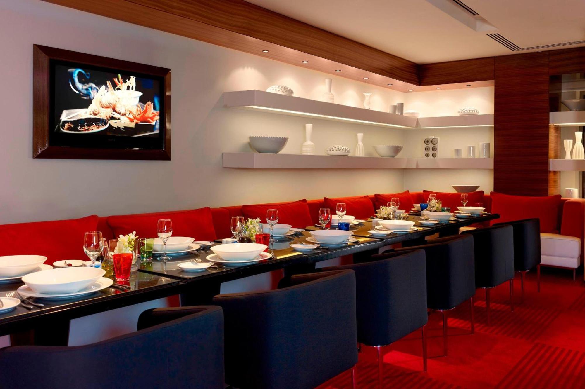 Le Meridien Αλ Κομπάρ Εξωτερικό φωτογραφία The interior of the restaurant