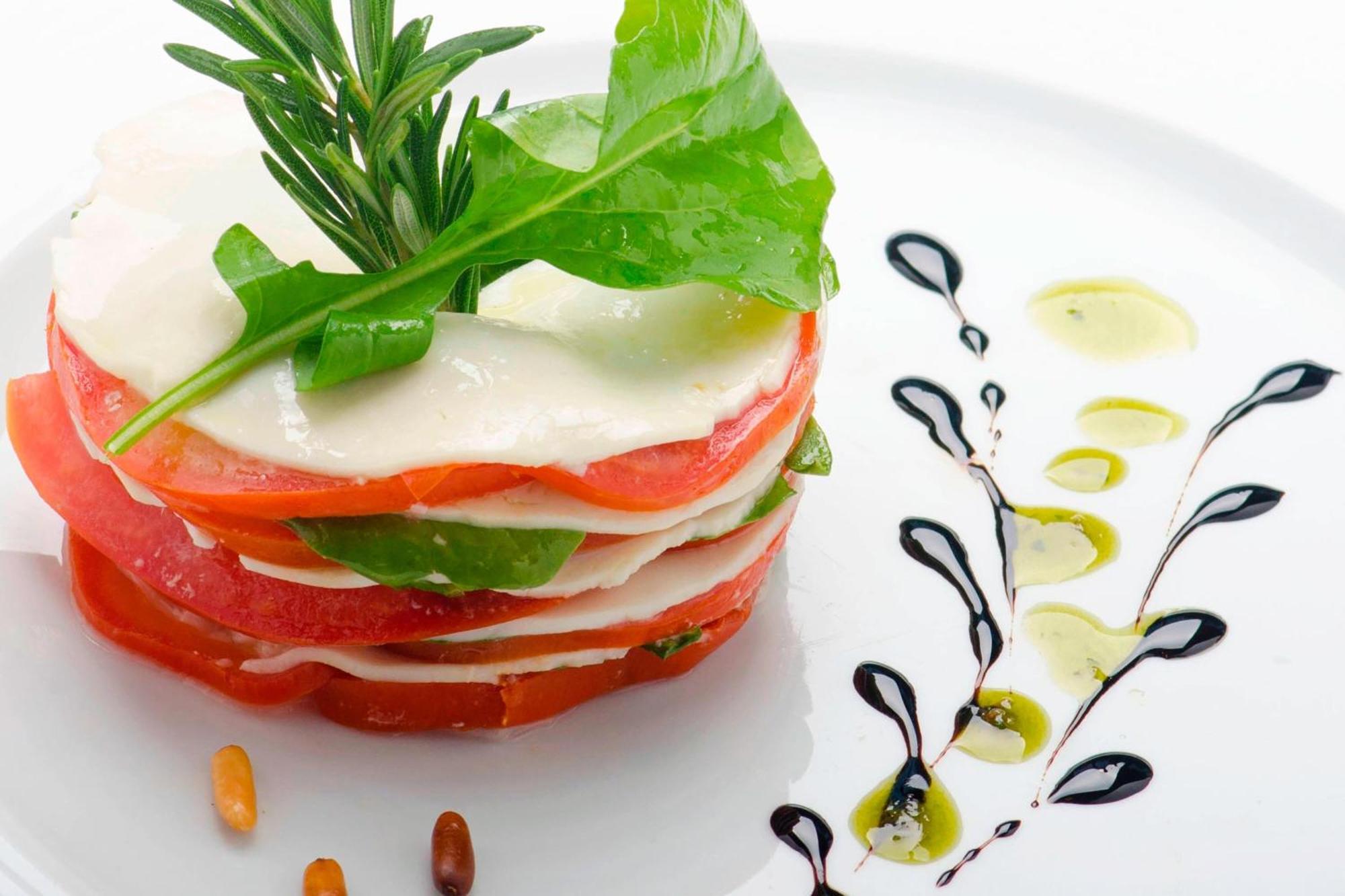 Le Meridien Αλ Κομπάρ Εξωτερικό φωτογραφία A caprese salad