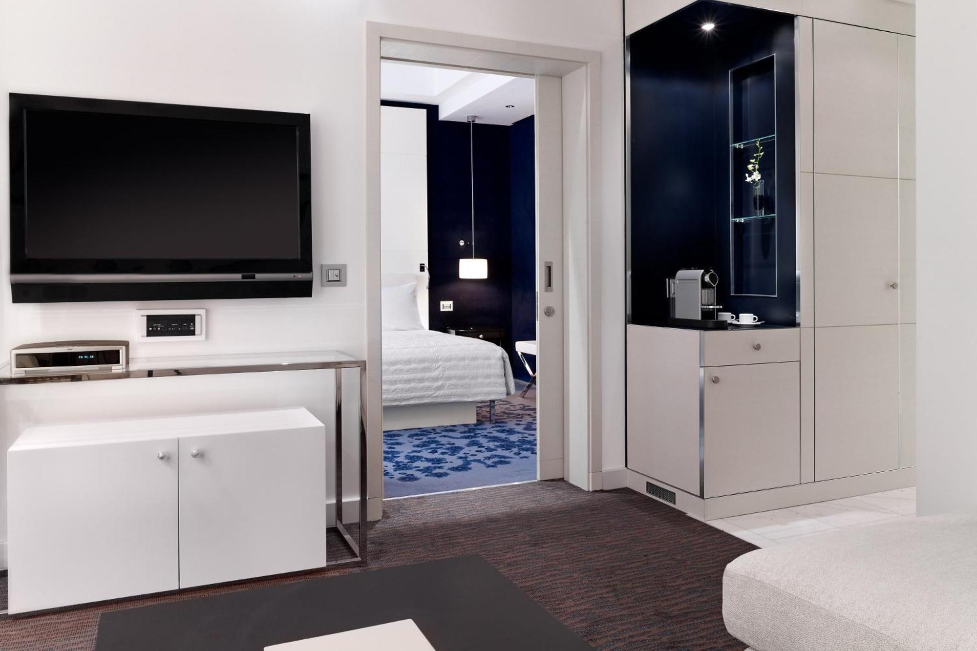 Le Meridien Αλ Κομπάρ Εξωτερικό φωτογραφία A room at the hotel