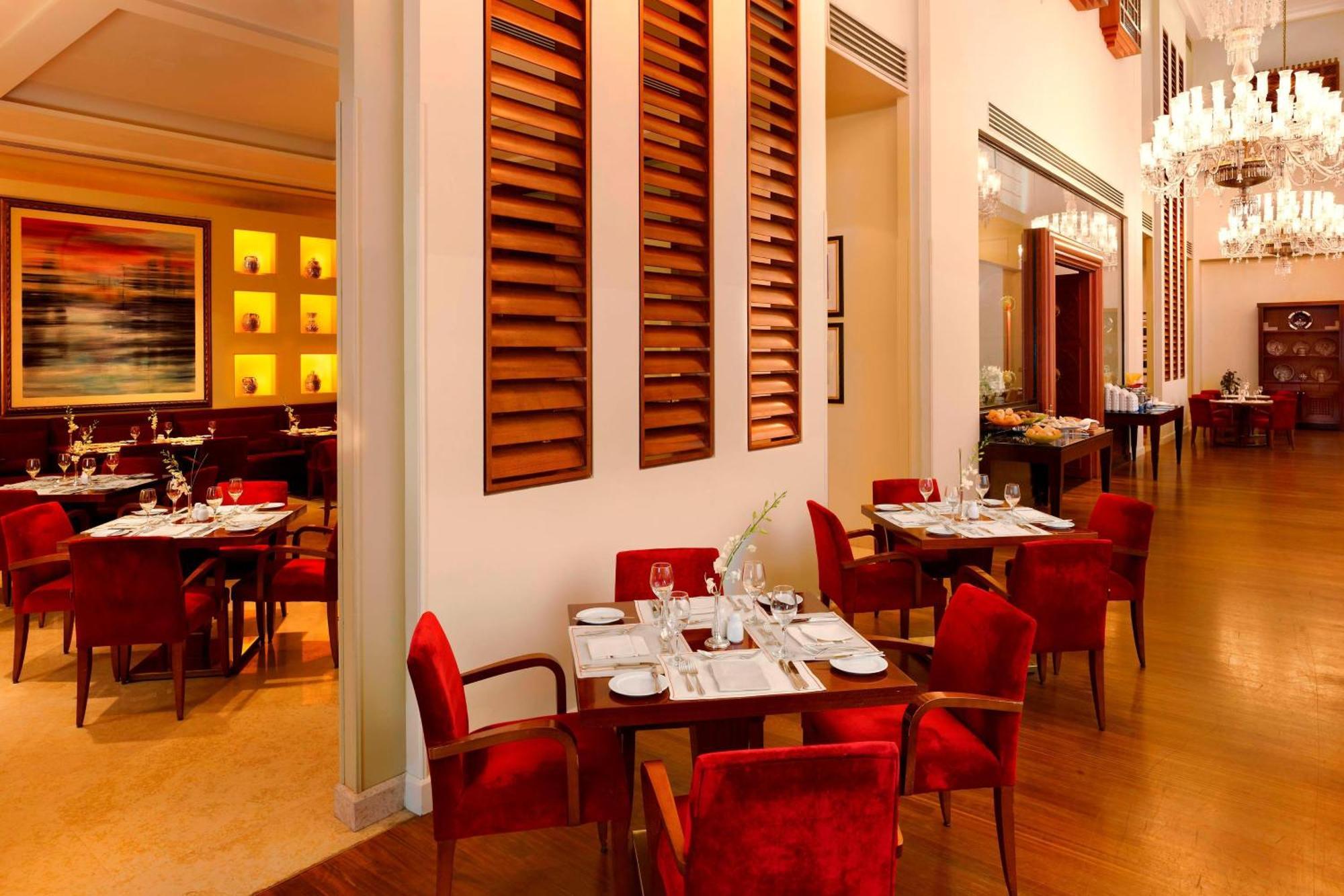 Le Meridien Αλ Κομπάρ Εξωτερικό φωτογραφία The restaurant
