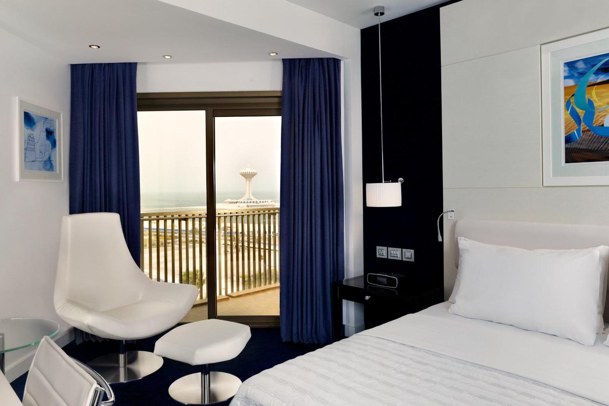 Le Meridien Αλ Κομπάρ Εξωτερικό φωτογραφία A room at the hotel