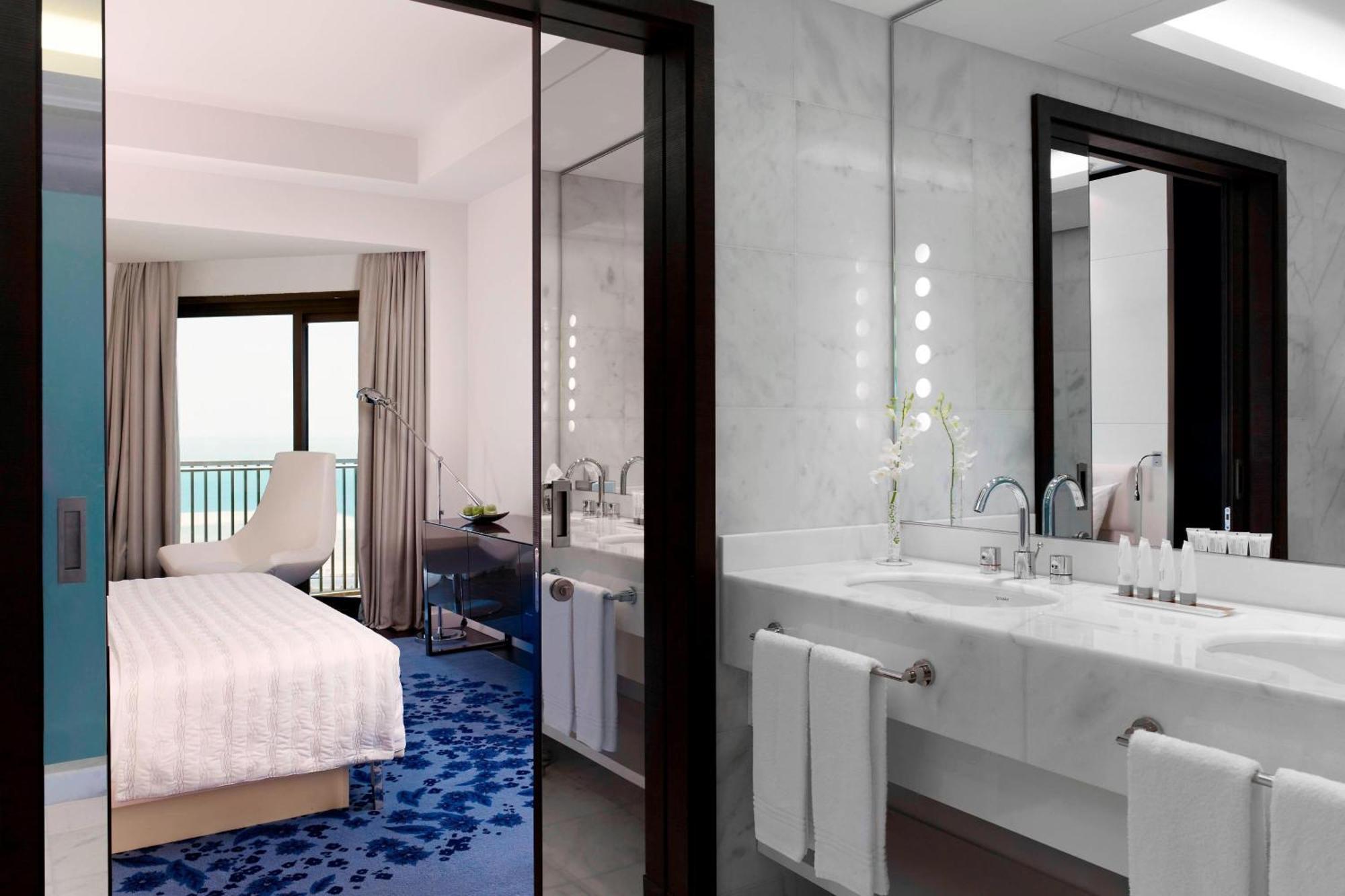 Le Meridien Αλ Κομπάρ Εξωτερικό φωτογραφία A guest room at the hotel