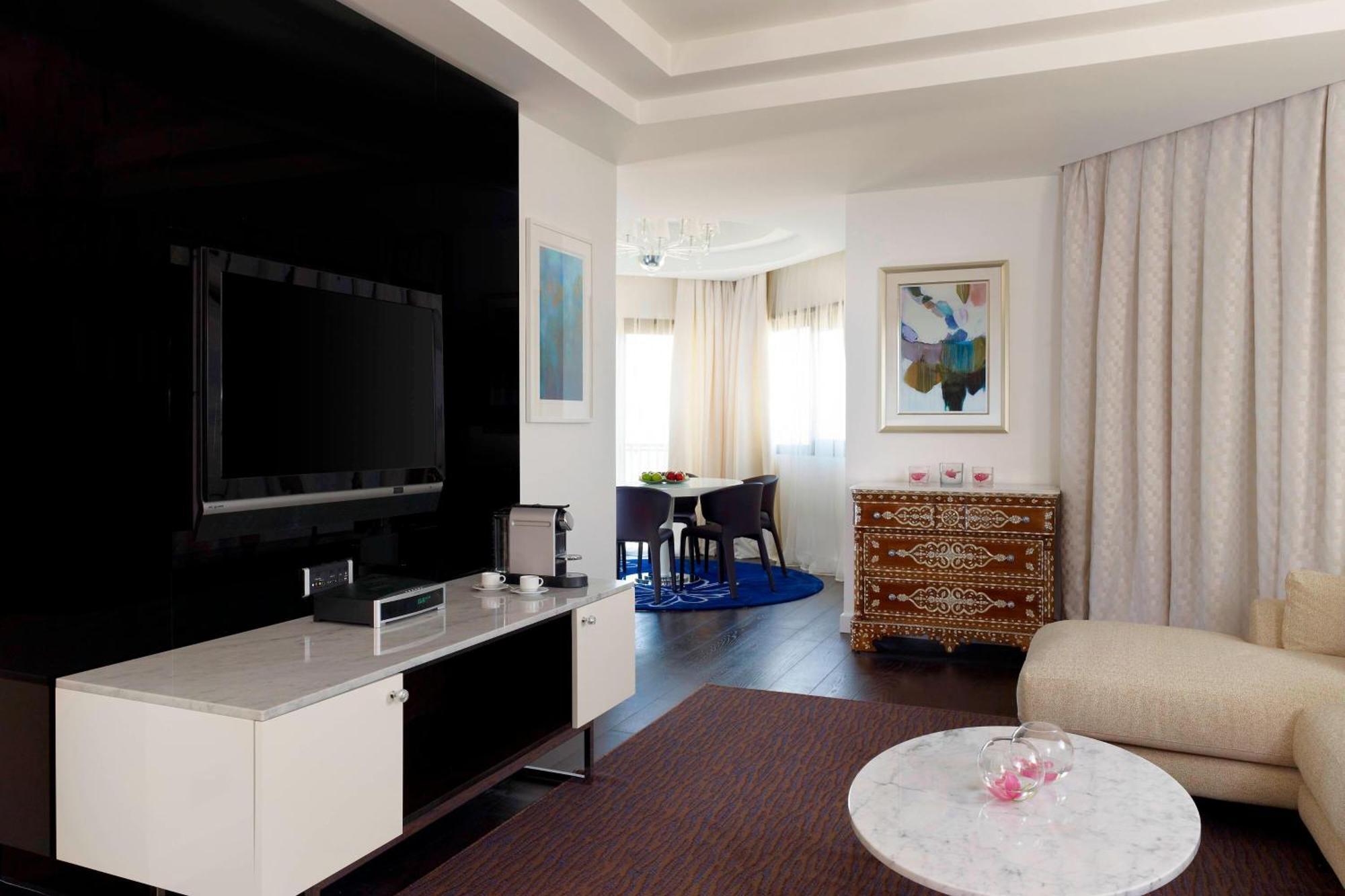 Le Meridien Αλ Κομπάρ Εξωτερικό φωτογραφία A living room in a typical apartment