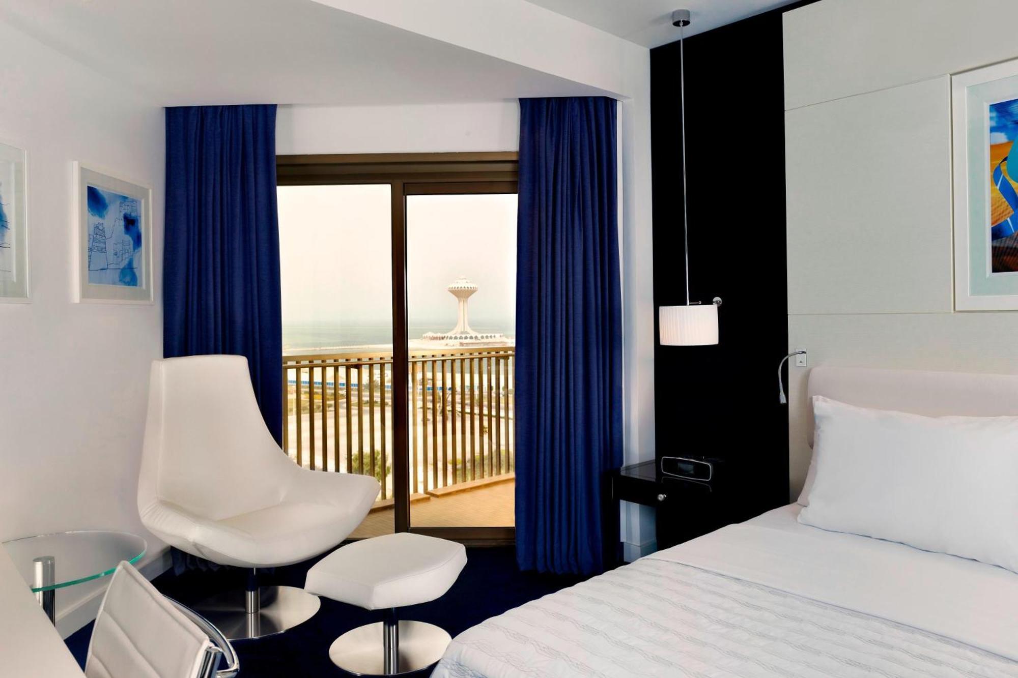Le Meridien Αλ Κομπάρ Εξωτερικό φωτογραφία A room at the hotel
