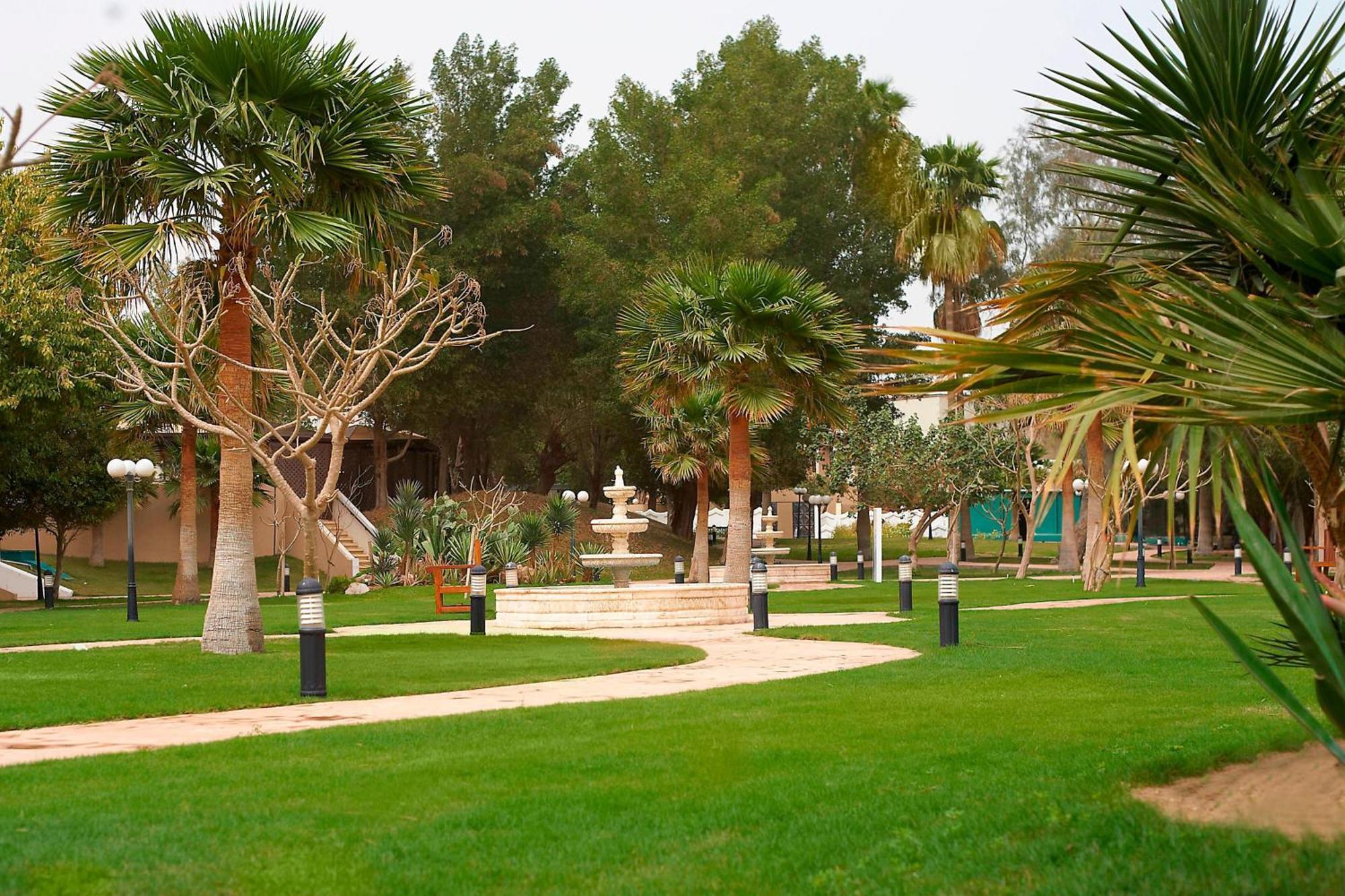 Le Meridien Αλ Κομπάρ Εξωτερικό φωτογραφία The park of the hotel